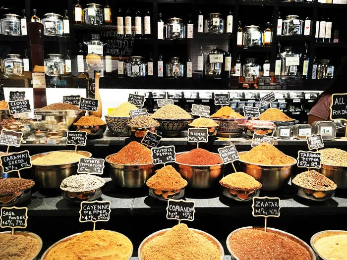 Venta de especias en un local del Essex Market en el Lower East Side - Foto de Mahz Alam en Unsplash disponible en https://unsplash.com/photos/IPMhOu5d3XA
