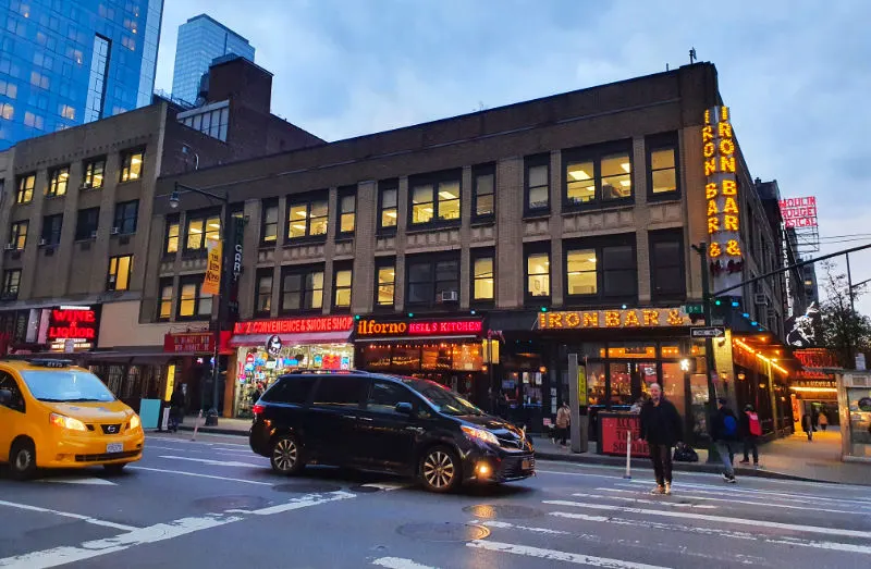 Calle de Hells Kitchen (8 ave con 45 street). Se ven locales de restaurantes, bares y a la vuelta de la esquina el Teatro Hirschfeld donde se presenta el musical Mouline Rouge - Foto de Andrea Hoare Madrid