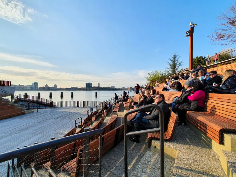 Gente esperando la puesta de sol en el anfiteatro del parque Pequeña Isla sobre el Río Hudson - Foto de Andrea Hoare Madrid