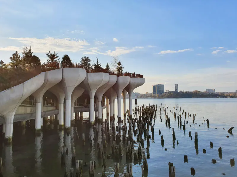 Maderos del antiguo muelle junto a los tulipanes sobre los que se construyó Little Island, el parque flotante sobre el Río Hudson en Manhattan. Al fondo se ven las costas de New Jersey - Foto de Andrea Hoare Madrid