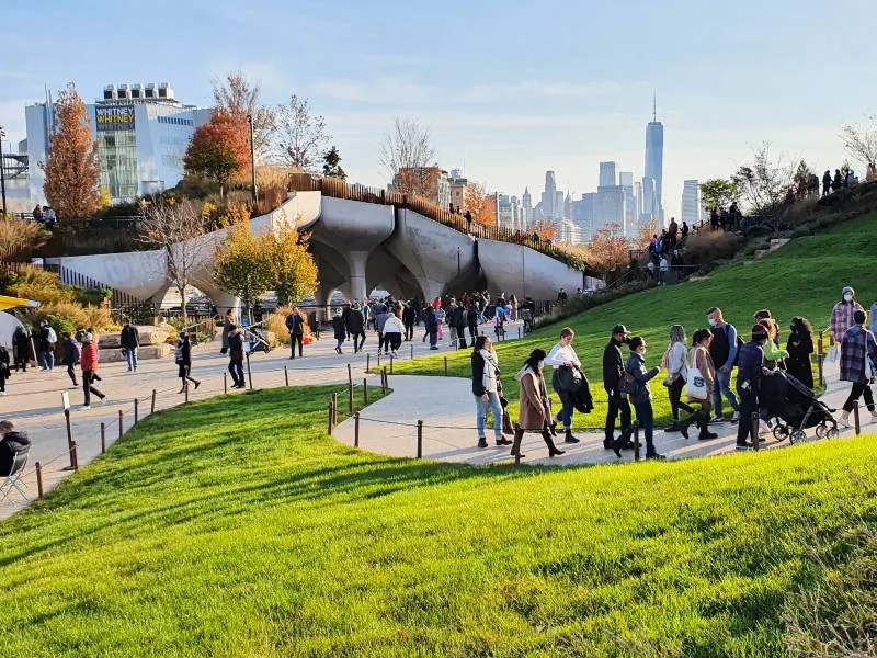 Museo Whitney a la izquierda y One World Trade Center a la derecha vistos desde una de las colinas del parque Little Island - Foto de Andrea Hoare Madrid