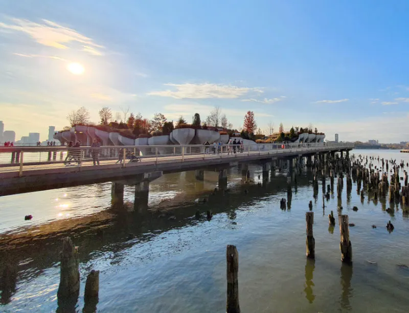 Panorámica general del Parque Flotante sobre el Río Hudson Little Island detrás de los pilotes del antiguo muelle al atardecer - Foto de Andrea Hoare Madrid