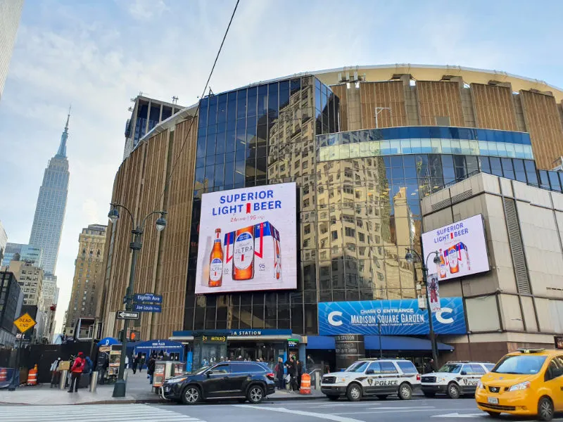 Entrada al Madison Square Garden. Al fondo a la izquierda se ve el Empire State Building - Foto de Andrea Hoare Madrid