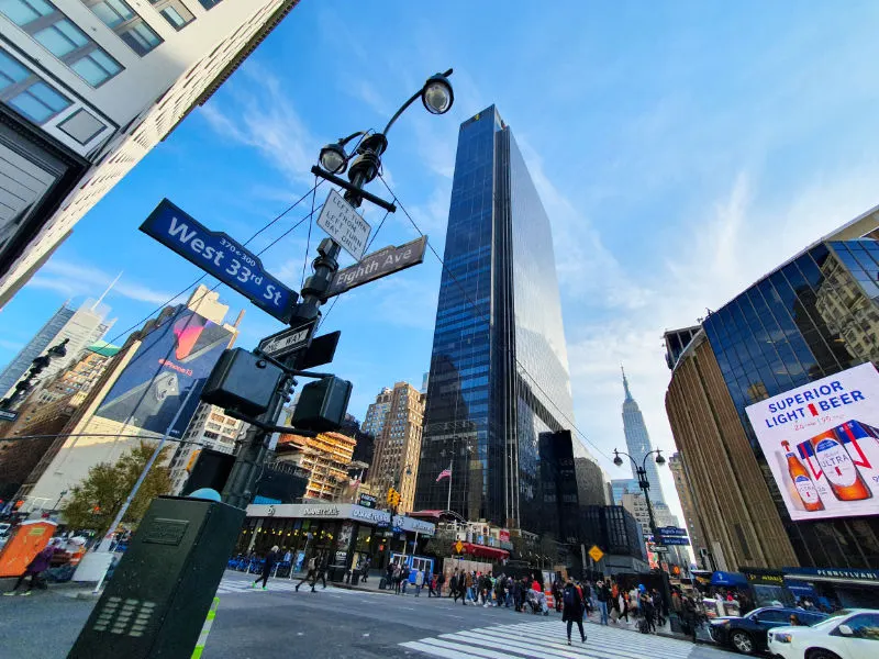 Intersección de la calle 33 y la avenida 8 en Midtown West Manhattan - Foto de Andrea Hoare Madrid