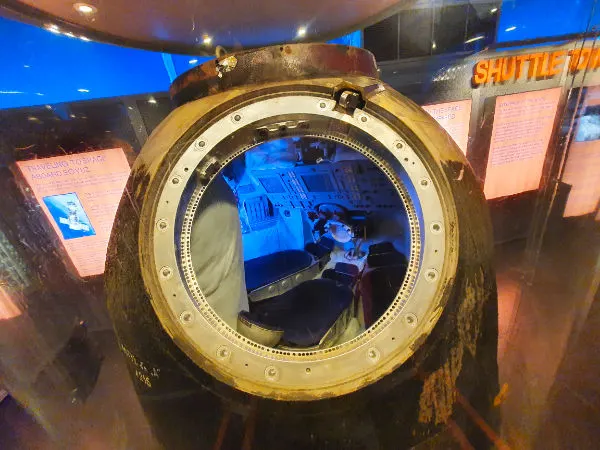 cápsula espacial Soyuz TMA-6 dentro del Pabellón Enterprise en el Museo Intrepido - Foto de Andrea Hoare Madrid