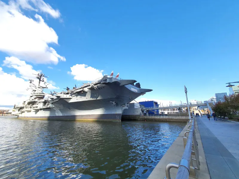 Portaviones USS Intrepid en el Pier 86 del Hudson River - Intrepid Sea, Air and Space Museum de Nueva York - Foto de Andrea Hoare Madrid