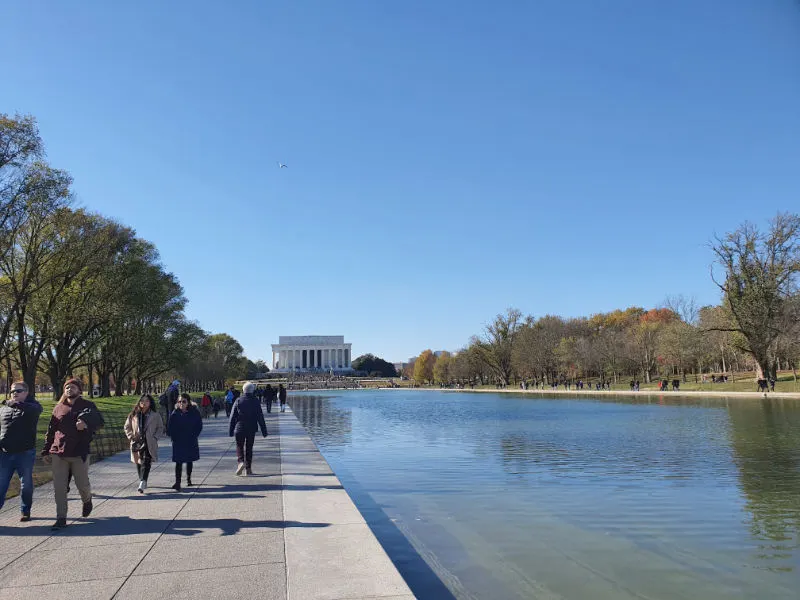 Gente caminando hacia el Monumento a Lincoln junto a la pileta reflectante del National Mall de Washintgon DC - Foto de Andrea Hoare Madrid