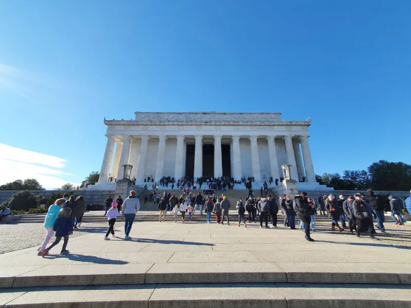 Gente caminando hacia el Memorial de Lincoln en Washington DC - Foto de Andrea Hoare Madrid