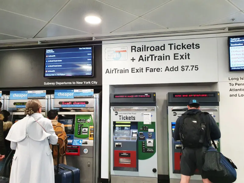 Personas comprando la Metrocard y el ticket en el LIRR en las máquinas automáticas de Jamaica Station Terminal del JFK - Foto de Andrea Hoare Madrid