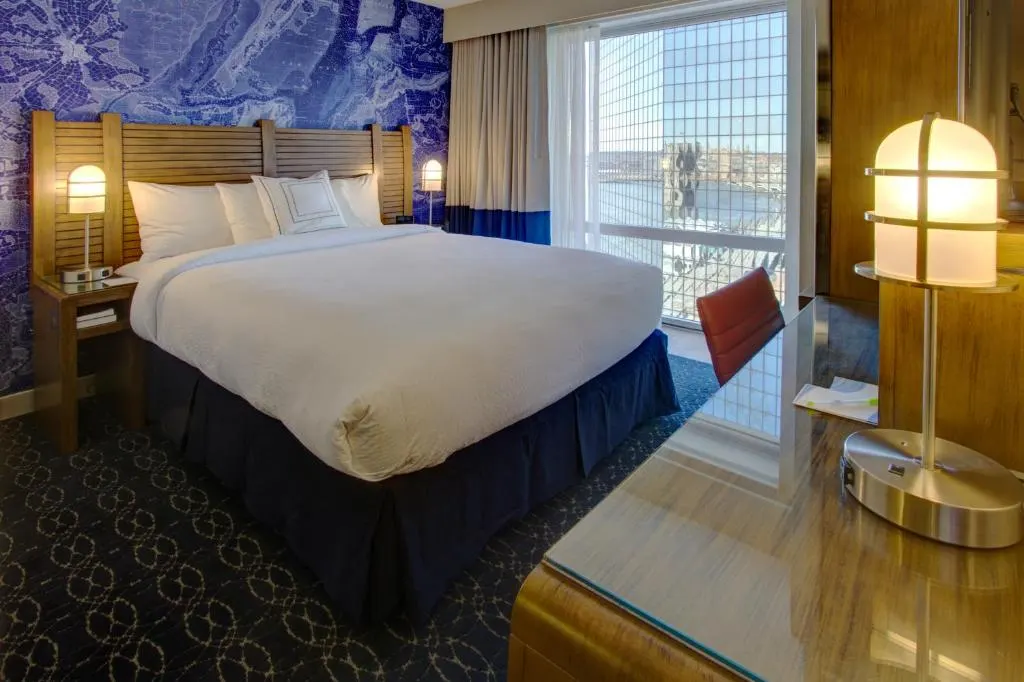Habitación del hotel Fairfield Inn en el Distrito Financiero, uno de los hoteles de 3 estrellas en Nueva York recomendados por ser decentes, buenos y tener excelentes comentarios de los viajeros.