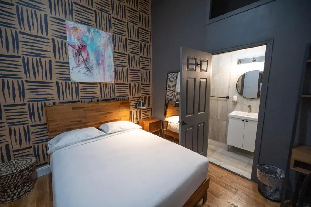 Habitación del hotel The Flat en Nueva York, uno de los hoteles de 3 estrellas en Nueva York recomendados por ser decentes, buenos y tener excelentes comentarios de los viajeros.
