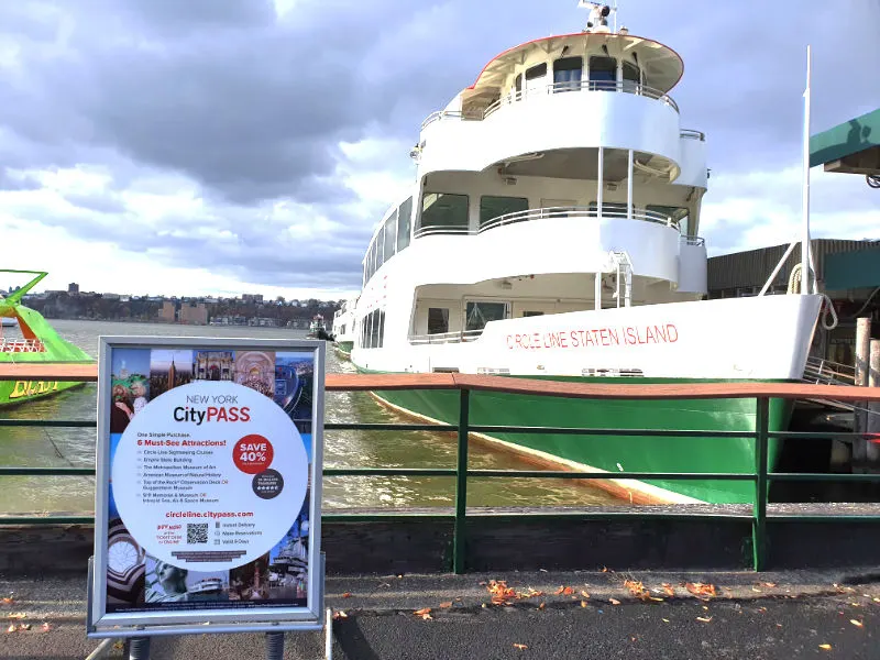 Barco Crucero Circle Line Staten Island atracado en el Pier 83 del Parque Hudson River. Letrero anunciando que este crucero está incluido con el pase de descuento turístico City Pass. Foto de Andrea Hoare Madrid