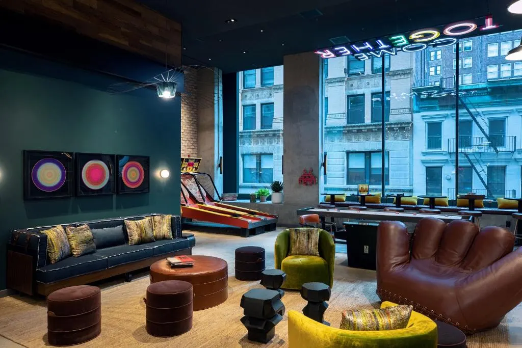 Hoteles modernos en Nueva York: Lobby del Moxy NYC Downtown, ¡nuestra selección!