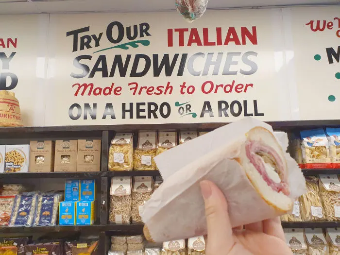 Sandwich deli dentro del local de delicatessen italianas en Belmont o la Pequeña Italia del Bronx llamado Joe's Italian Deli. Foto de Andrea Hoare Madrid