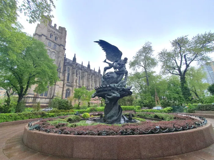 Detalle de la Fuente de la Paz en los jardines laterales de la Catedral San Juan el Divino ubicada en el barrio Morningside Heights al norte de Manhattan. Foto de Andrea Hoare Madrid