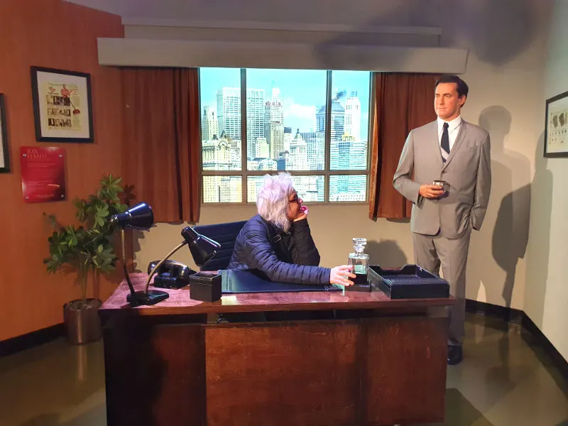 Andrea Hoare sentada en el escritorio de la oficina de Don Draper de Mad Men. Figura de cera del Museo Madame Tussauds de Nueva York - Foto de Andrea Hoare Madrid