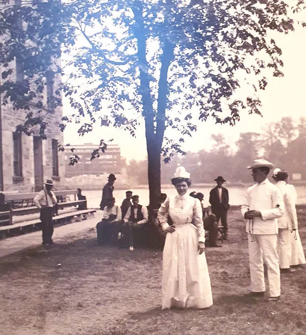 Foto histórica de una enfermera del antiguo Hospital Metropolitano de Nueva York, que antes funcionaba como el Manicomio de Blackwell. Foto de Andrea Hoare Madrid