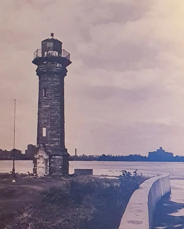 Fotografía de una imagen histórica del Faro de la Isla de Blackwell expuesta en el lobby del edificio The Octagon. Fotografía de la foto tomada por Andrea Hoare Madrid