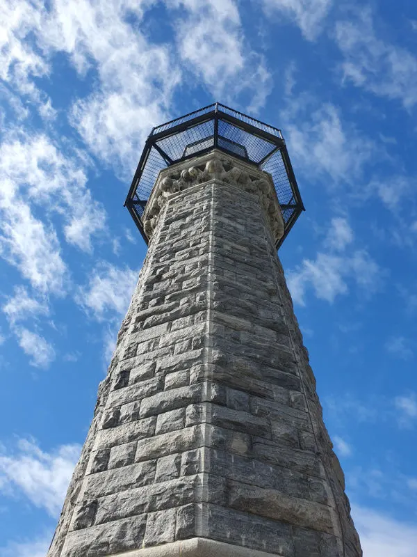 Contrapicado del Faro de Roosevelt Island con un brillante cielo de primavera de fondo. Foto de Andrea Hoare Madrid