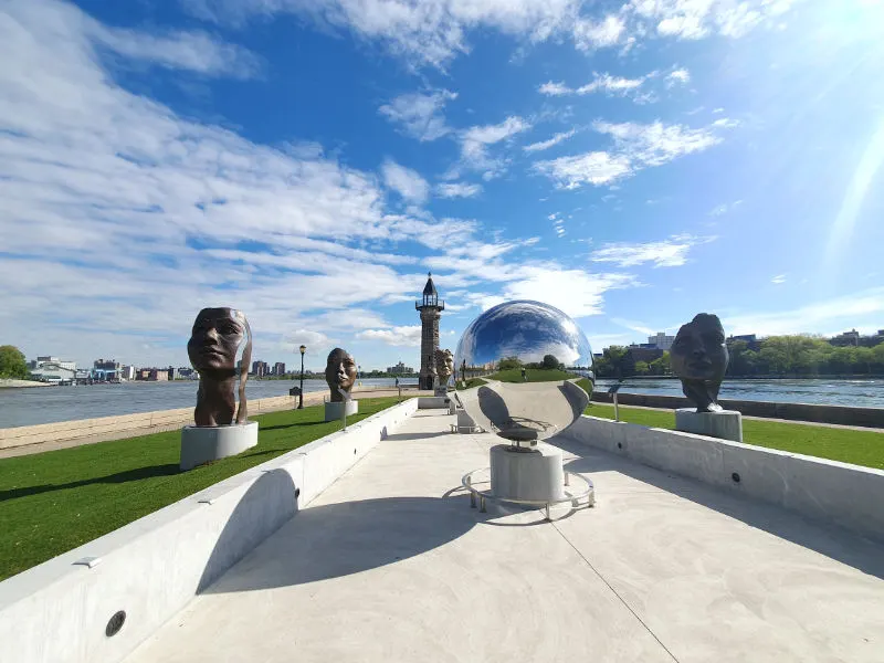 Panorámica del monumento "The Girl Puzzle" en el Lighthouse Park de RI, Nueva York. Creación de la artista Amanda Matthews en homenaje a Nellie Bly (1864-1922), pionera del periodismo de investigación y defensora de los derechos de las mujeres. Fotografía de Andrea Hoare Madrid
