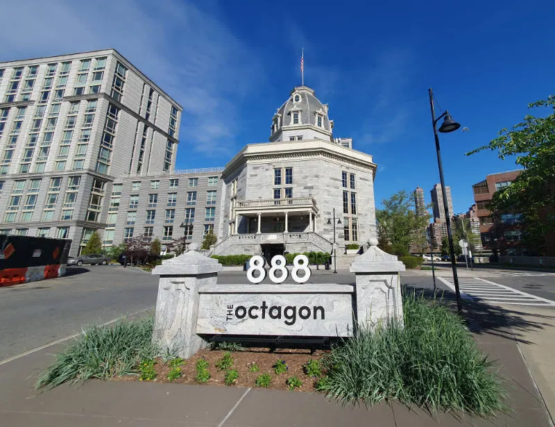 Edificio The Octagon en Roosevelt Island. Edificio en el registro nacional de lugares históricos de Estados Unidos, originalmente construido como oficinas del Asilo de Lunáticos de la Ciudad de Nueva York, actualmente transformado en el Lobby de un condominio de lujo. Foto de Andrea Hoare Madrid