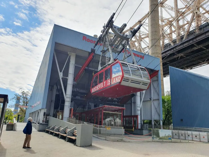 Vagón del Tram llegando a la estación terminal del teleférico de Roosevelt Island en la isla (Tramway Plaza). Foto de Andre Hoare Madrid