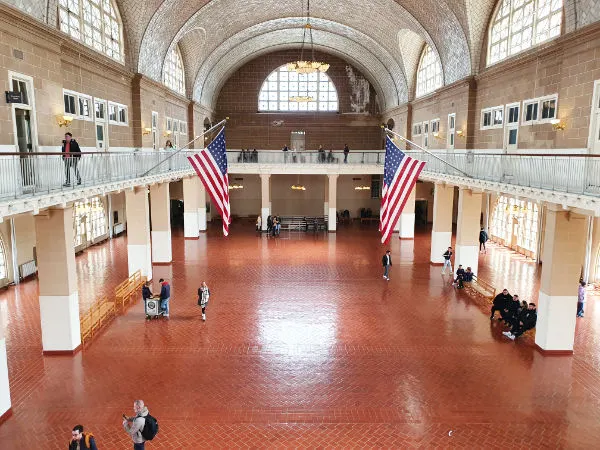 Panorámica general del salón de Ellis Island utilizado para realizar el control migratorio. Fotografía desde el segundo piso tomada por Andrea Hoare Madrid