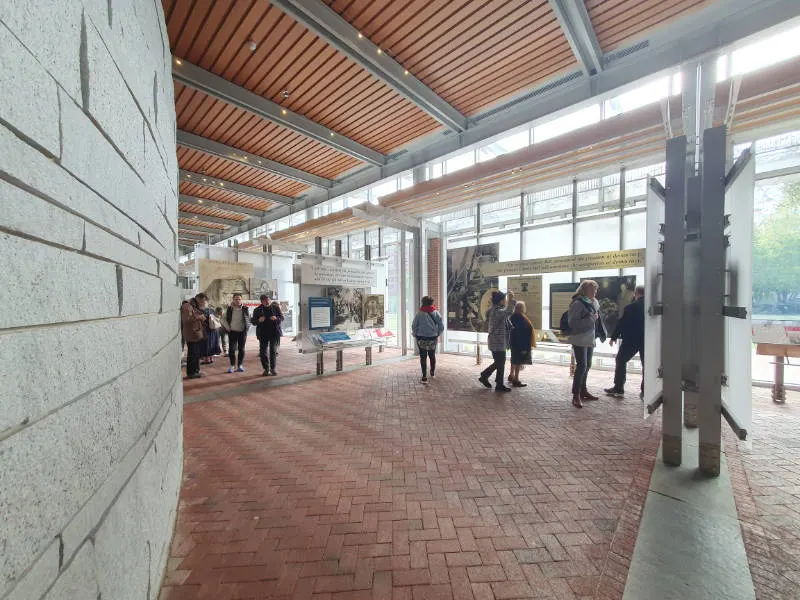 Personas visitando las distintas exhibiciones del Liberty Bell Center en el Independence National Historic Park en Philadelphia - Foto de Andrea Hoare Madrid