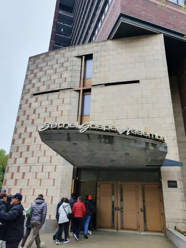 Turistas entrando a una misa gospel New York en Harlem (Iglesia Bethel Gospel Assembly). Foto de Andrea Hoare Madrid