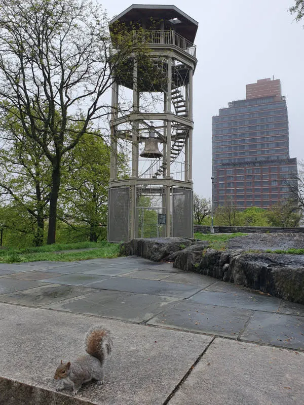 Mount Morris Watchtower en el Marcus Garvey Park y una ardillita a la izquierda. Foto de Andrea Hoare Madrid