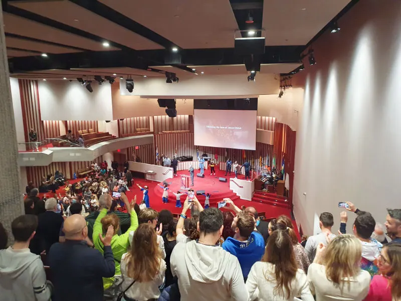 Turistas en un palco superior de la Iglesia Bautista Bethel Gospel Assembly de Harlem durante un tour. Foto de Andrea Hoare Madrid