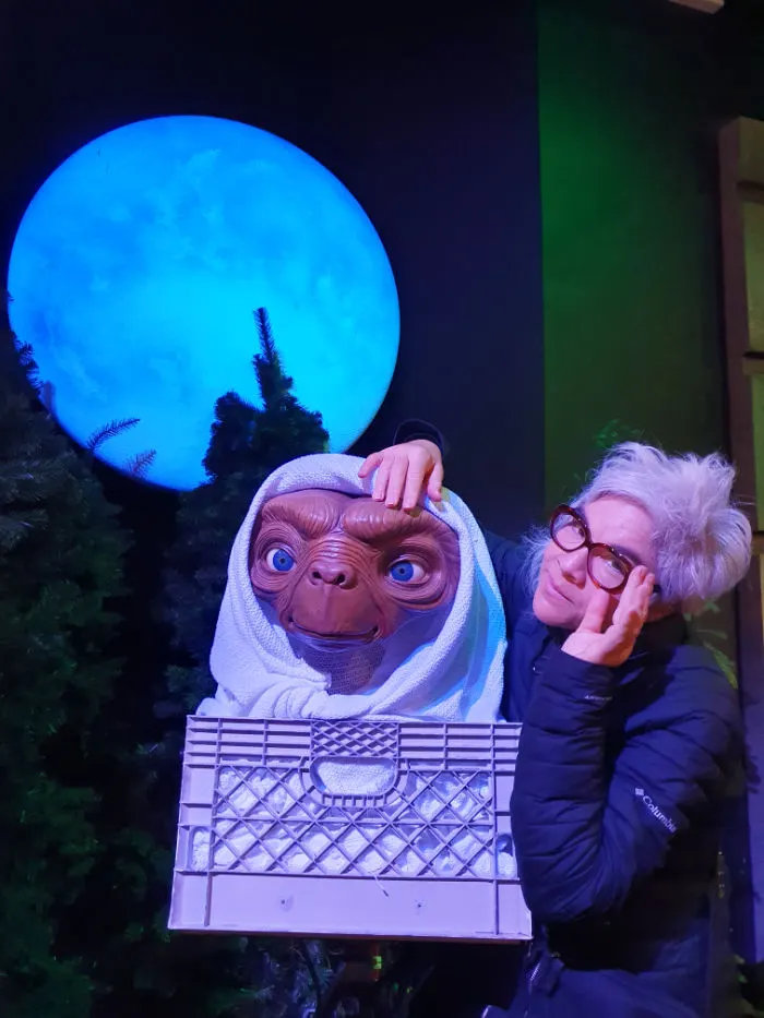 Andrea Hoare junto a la figura de ET en su bicicleta en el Museo Madame Tussauds New York - Foto de Marina Madrid