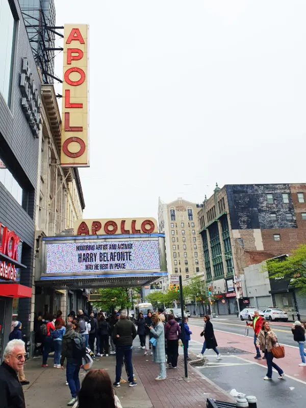 Marquesina del Teatro Apollo. Personas del Tour de Contrastes de Nueva York visitándolo. Foto de Andrea Hoare Madrid
