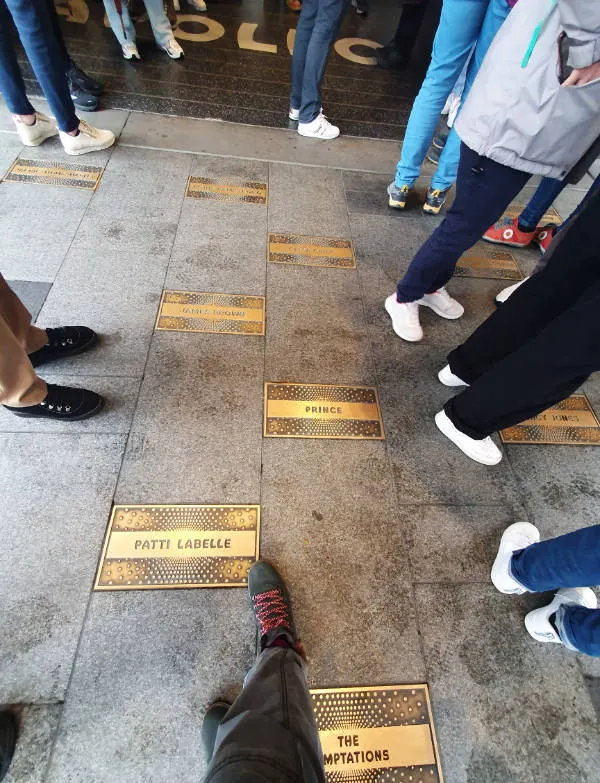 Sección del Paseo de la Fama del Teatro Apollo. Se ven las placas de bronce conmemorativas de artistas que actuaron en el teatro como Patti Labelle, The Temptations, Prince, James Brown, Celia Cruz y otros. Foto de Andrea Hoare Madrid