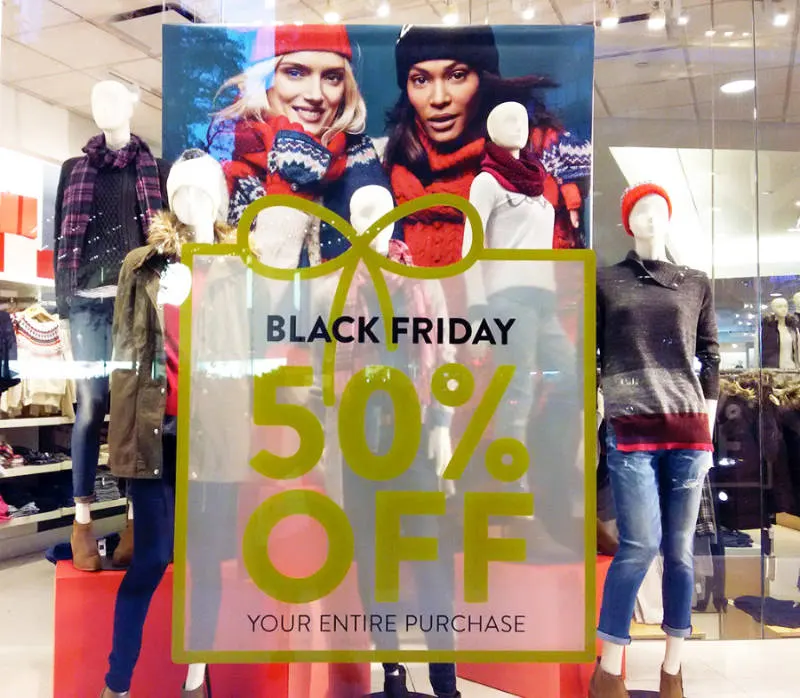 Anuncio del Black Friday en vitrina de GAP (50% de descuento en toda la tienda) - Foto de AHM