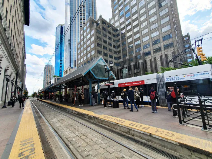 Andén de la Estación Exchange Place del Light Rail de NJTransit en Jersey City, gente esperando en la estación. Foto de Andrea Hoare Madrid