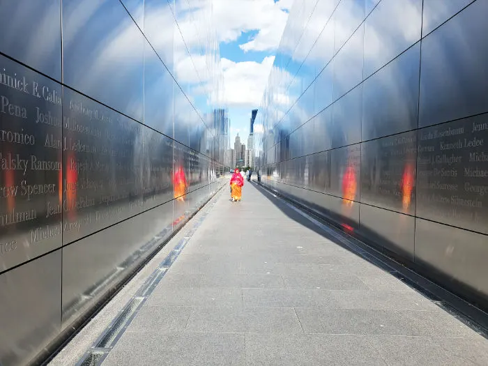 Mujer hindú atravesando el Memorial Empty Sky dedicado a las víctimas de New Jersey asesinadas durante el atentado de las Torres Gemelas. Foto de Andrea Hoare Madrid