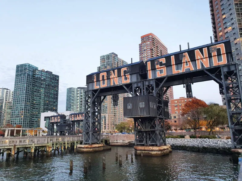 Gantries (antiguas grúas del muelle) del Gantry Plaza State Park en Long Island City - Foto de Andrea Hoare Madrid