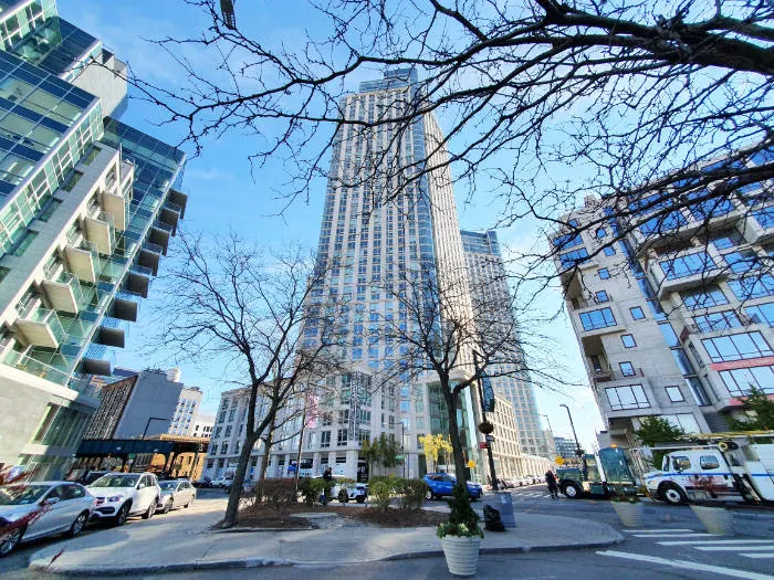 Edificios de lujo en Long Island City Queens - Court Square - donde antes estuvo ubicada la fábrica donde estuvo 5 Pointz, la meca del graffiti, foto de Andrea Hoare Madrid 2021