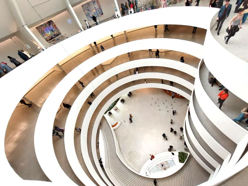 Vista del interior del Museo Guggenheim Nueva York desde el piso superior. Se ve el diseño en espiral de las escalinatas ideado por el arquitecto Frank Lloyd Wright - Foto de Andrea Hoare Madrid