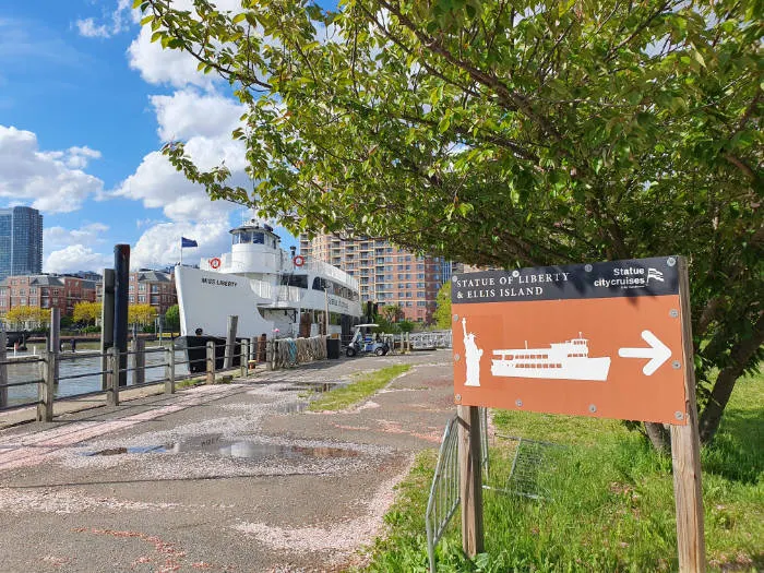 Letrero de StatueCruises, el ferry oficial a la Estatua de la Libertad, indicando dónde tomar los ferries desde el embarcadero en New Jersey - Foto de Andrea Hoare Madrid