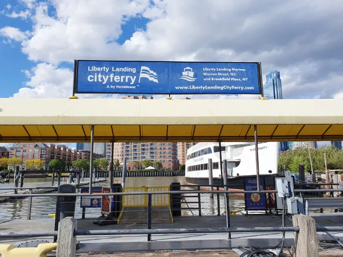 Liberty Landing Marina, terminal del CitiFerry que conecta Jersey City con Brookfield Place Terminal en el WTC de Manhattan - Foto de Andrea Hoare Madrid