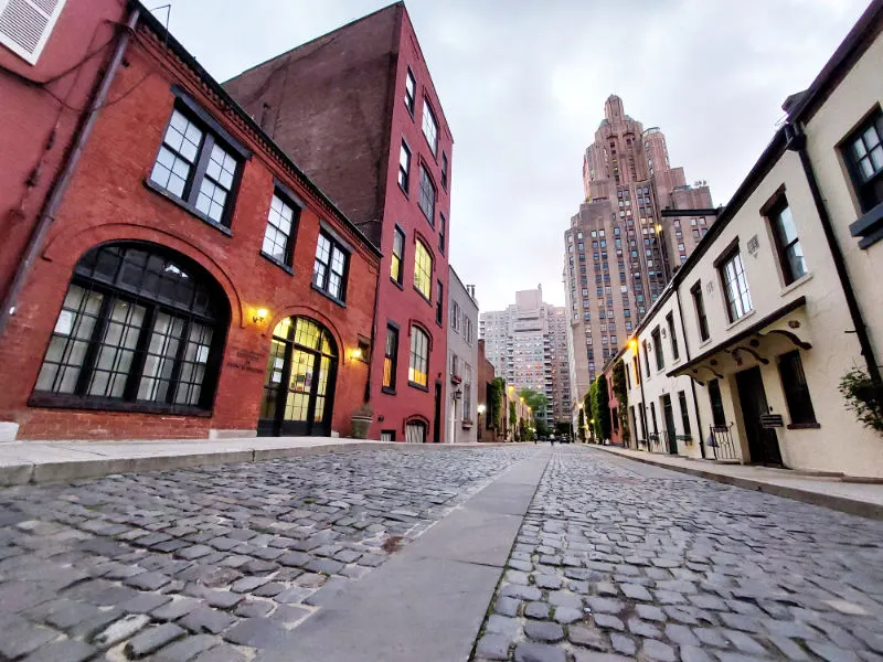 Detalle de los adoquines de la calle privada Washington Mews en el Greenwich Village. Una calle antigua muy bien preservada, cuyas calles antiguamente fueron los establos y caballerizas de las mansiones aledañas. Foto de Andrea Hoare Madrid
