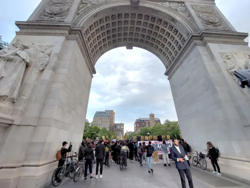 Protesta ciudadana a los pies del arco del Washington Square Park en Manhattan New York - Foto de Andrea Hoare Madrid