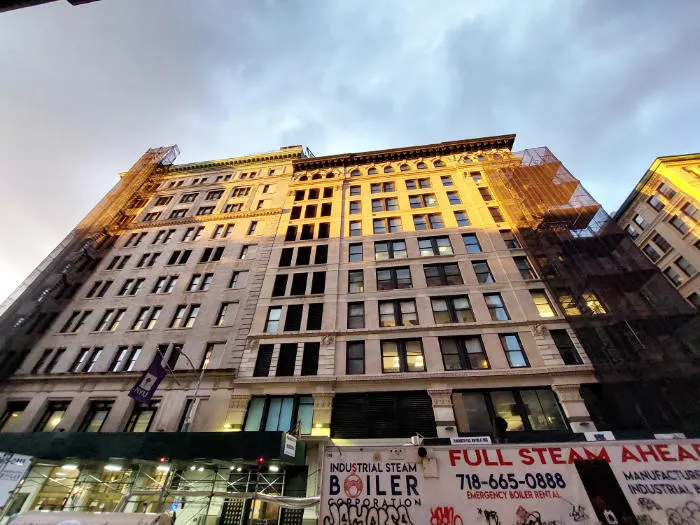 Brown Building en el Greenwich Village, hoy parte del campus de NYU. El 25 de marzo de 1911 aquí ocurrió el trágico incendio de la Fábrica Textil Triangle Shirtwaist. Foto de Andrea Hoare Madrid