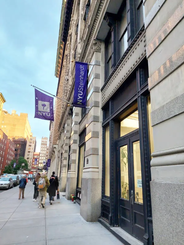 Entrada a un edificio del campus de la Universidad de Nueva York cerca de Washington Square Park. Foto de Andrea Hoare Madrid