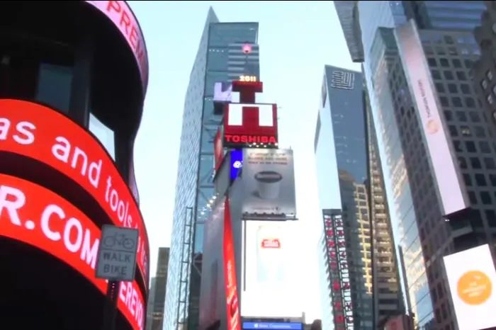 Se distingue levemente la esfera de cristal y luces LED suspendida en lo alto del edificio OneTimes Square.
La bola está todo el año en la cima del edificio, no solo durante el año nuevo en nueva york .
La imagen es una captura de pantalla del video The History of the Times Square Ball del canal Times Square NYC en Youtube disponible en https://www.youtube.com/watch?v=bfGkzDZWt-c&ab_channel=TimesSquareNYC