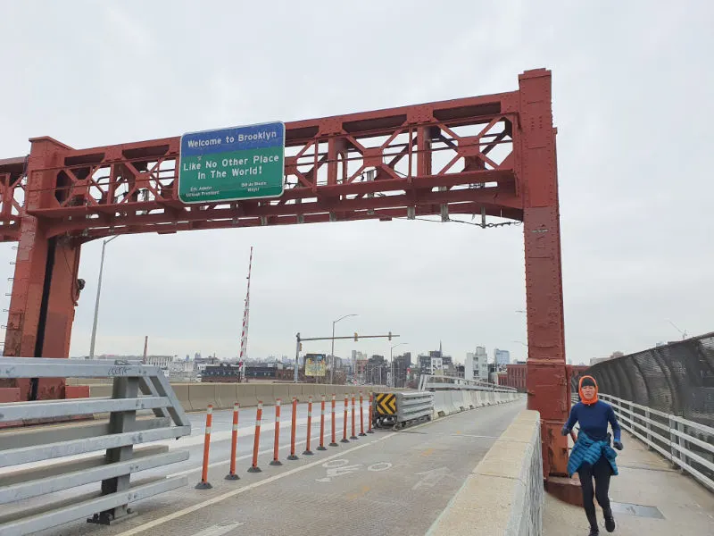Person running across the Pulaski Bridge, which links Greenpoint in Brooklyn with Long Island City in Queens and is one of the bridges on the New York Marathon route - Photo by Andrea Hoare Madrid