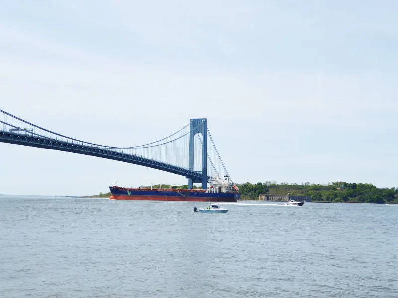 Puente Verrazzano-Narrows fotografiado desde Bay Ridge en Brooklyn. Al fondo se ve una barcaza cruzando bajo el Puente y al fondo el Fuerte colonial Fort Wardworth - Foto de Andrea Hoare Madrid