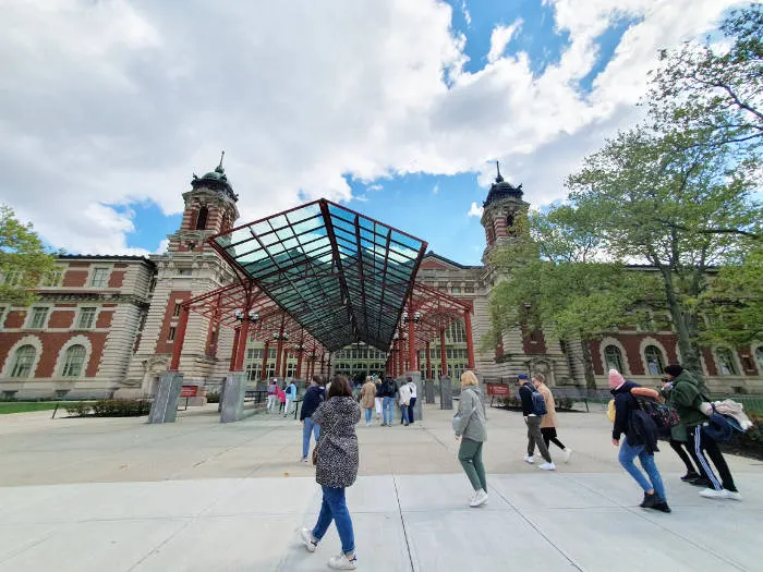 Visitantes entrando al edificio del Museo Nacional de la Inmigración en la Isla de Ellis, parte el Monumento a la Libertad - Foto de Andrea Hoare Madrid